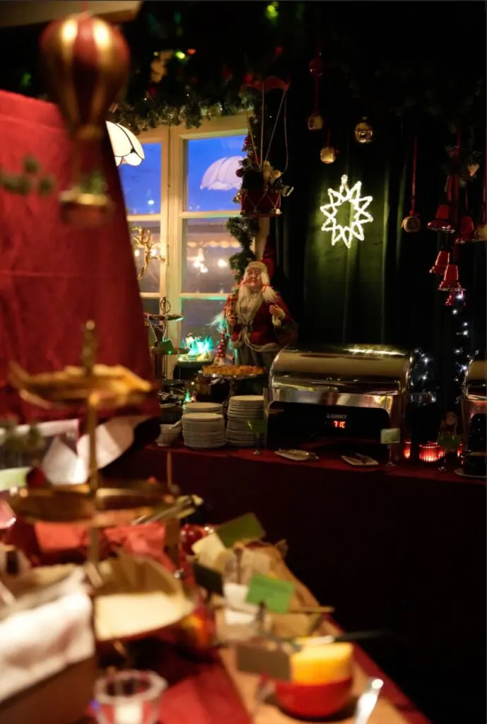 Julpyntad buffé med tomte och lysande stjärna på Brostugan
