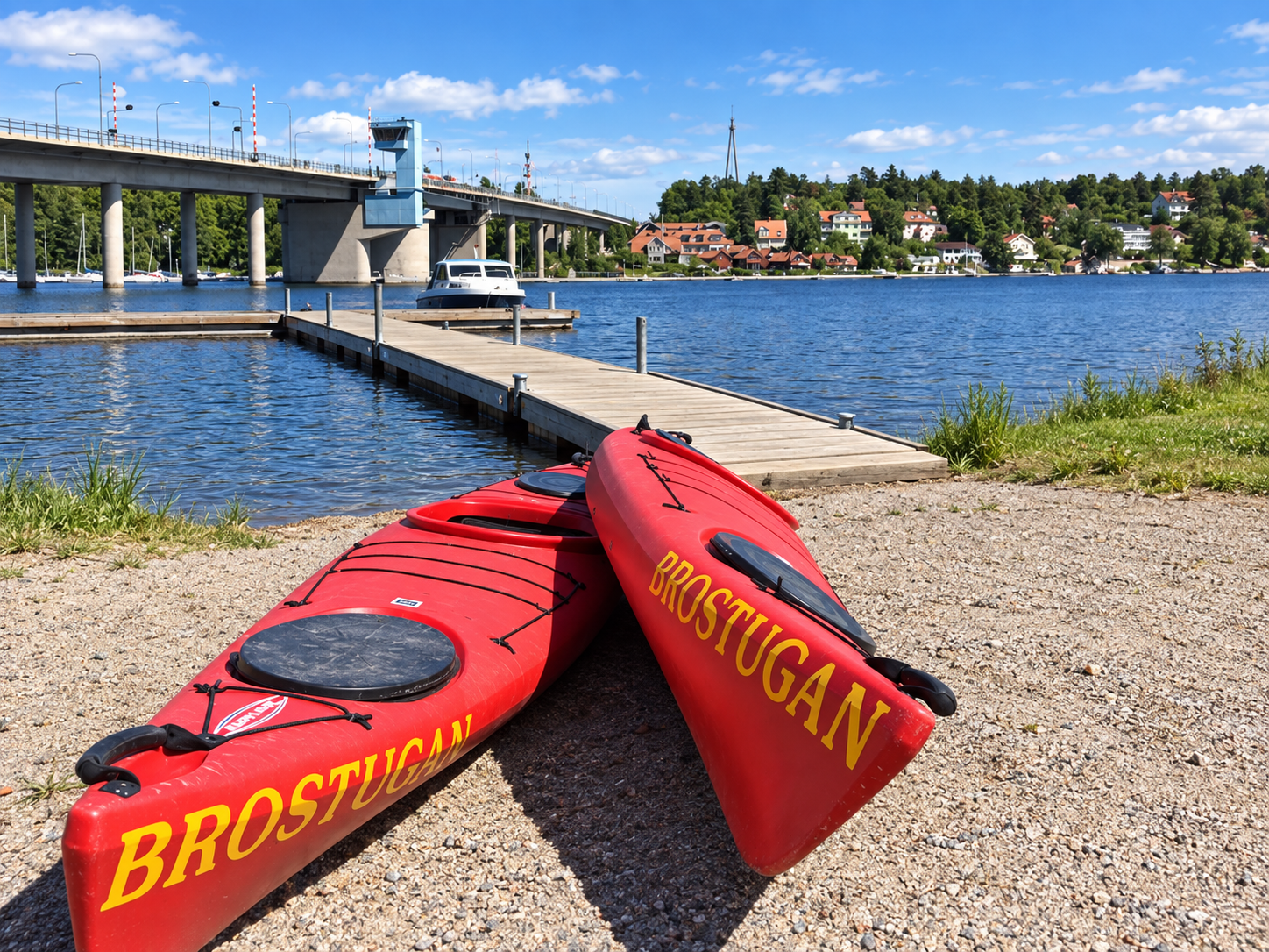 Brostugans röda kajaker vid bryggan och Nockebybron