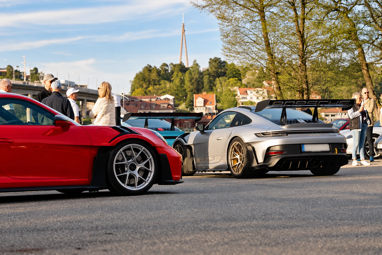 Porschebilar och besökare på bilträff vid Brostugan