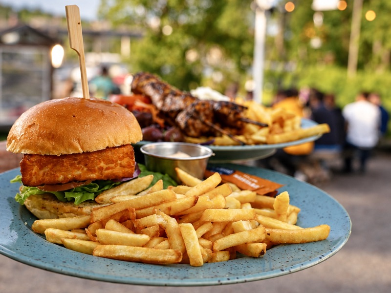 Burgare med pommes frites på Brostugans uteservering