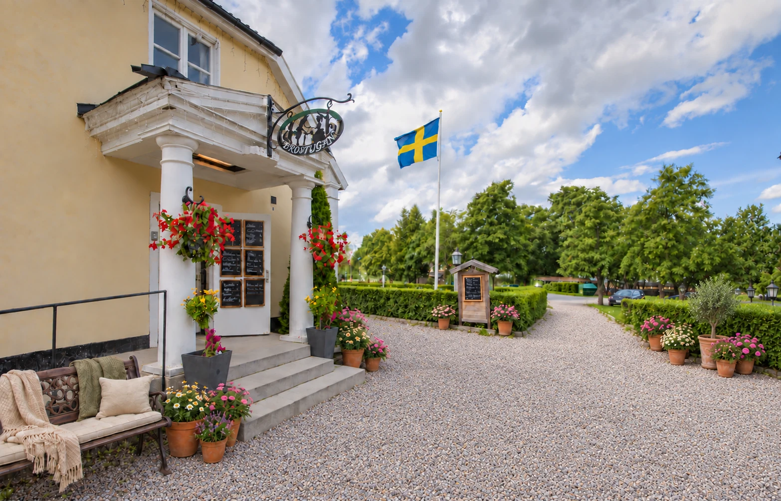 Brostugans entré och grönskande uteservering på Kärsön