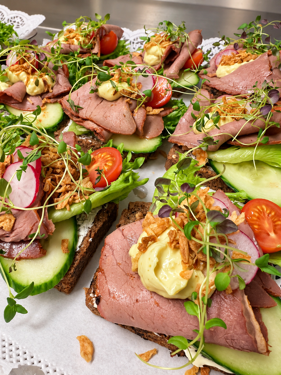 Smörrebröd med rostbiff, grönsaker och rostad lök