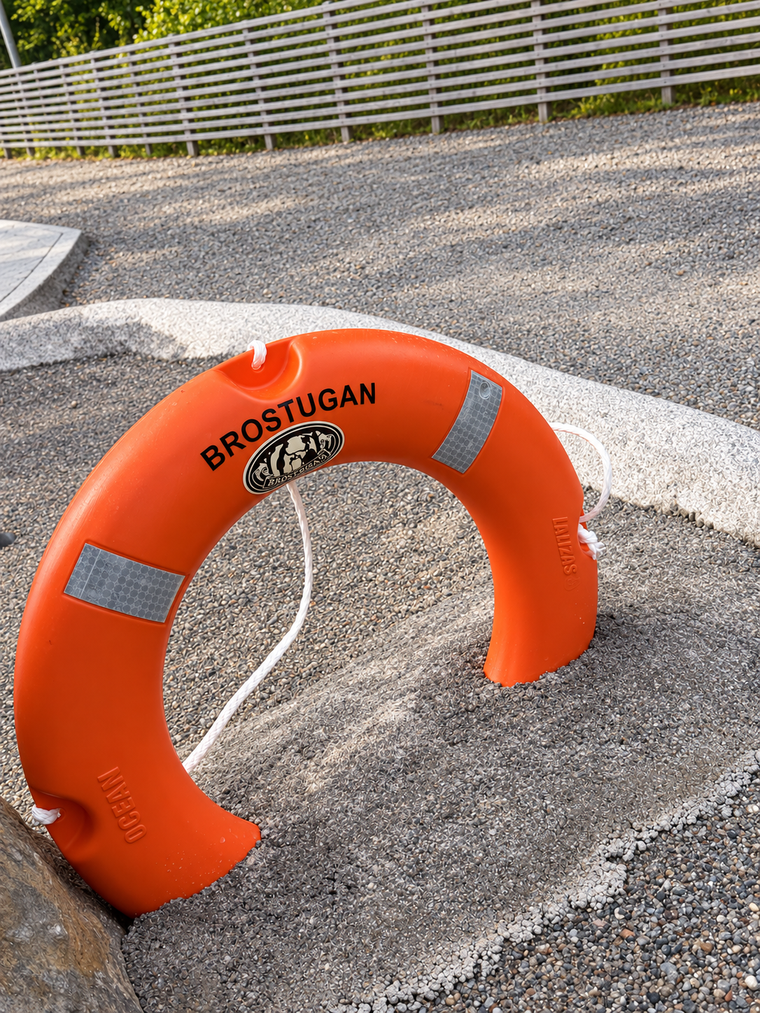 Orange livboj med Brostugans logga som hinder på den nya äventyrsbanan