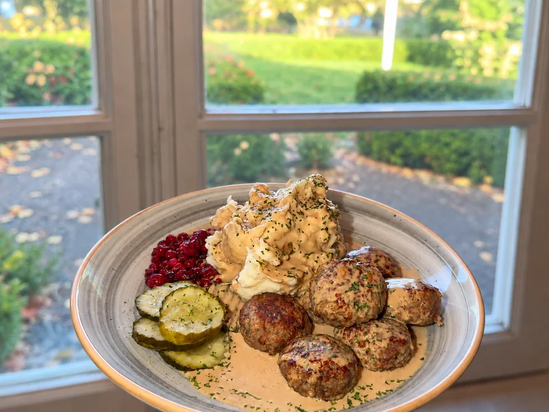 Köttbullar med potatismos, gräddsås, lingon och gurka på Brostugan.