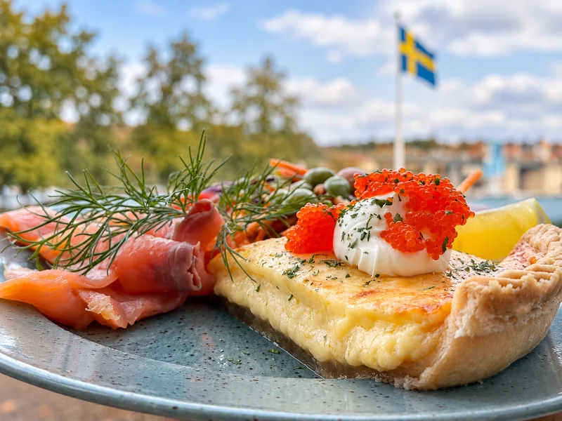 Västerbottensostpaj med kallrökt lax, rom, dill och citron på Brostugan.
